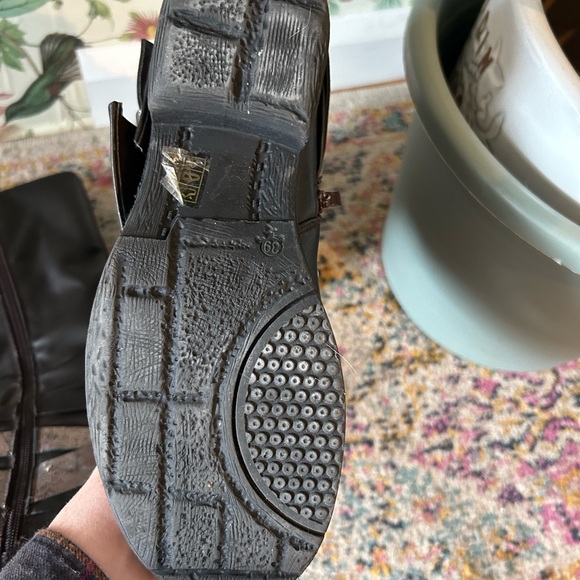 Stylish Black Lined Boots - Picture 5 of 7